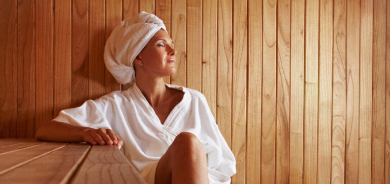 Ältere Frau entspannt in Sauna