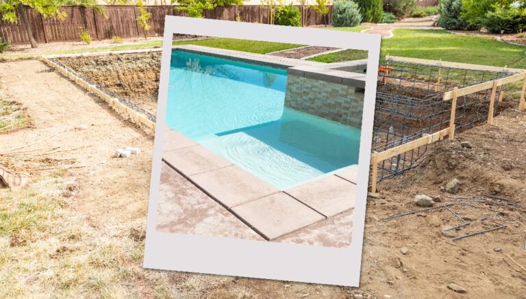 Baustelle für einen Swimmingpool mit einem Bilderrahmen, der das fertige Projekt zeigt
