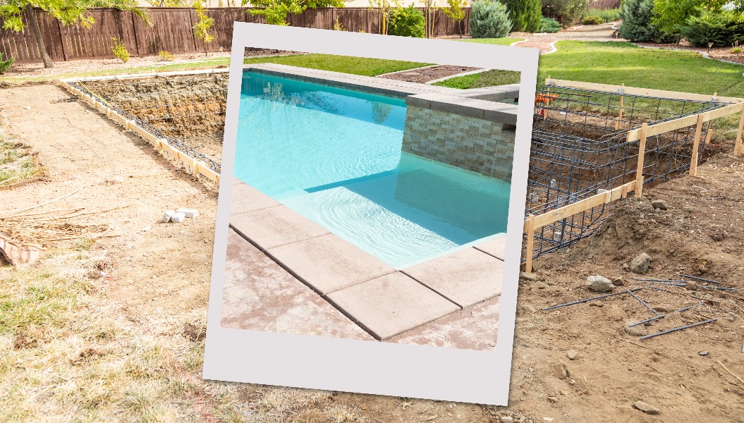 Baustelle für einen Swimmingpool mit einem Bilderrahmen, der das fertige Projekt zeigt