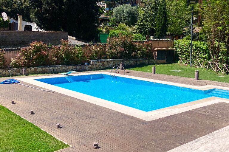 Blick auf den Swimmingpool im heimischen Garten; der Swimmingpool im eigenen Haus ist