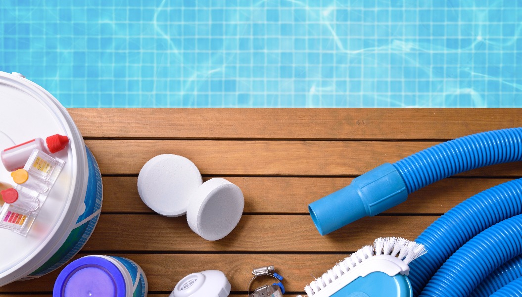 Chemikalien und Hilfsmittel für die Poolpflege