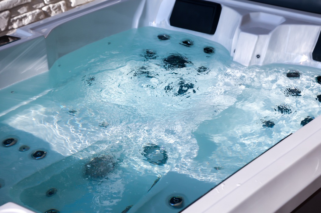 Details eines Whirlpools mit vielen Düsen zur Massage.