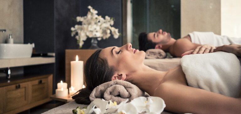 Ein Mann und eine Frau liegen auf Massageliegen in einem asiatischen Wellnesscenter