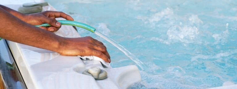 Ein Mitarbeiter des Hotels bei der Reinigung des Pools