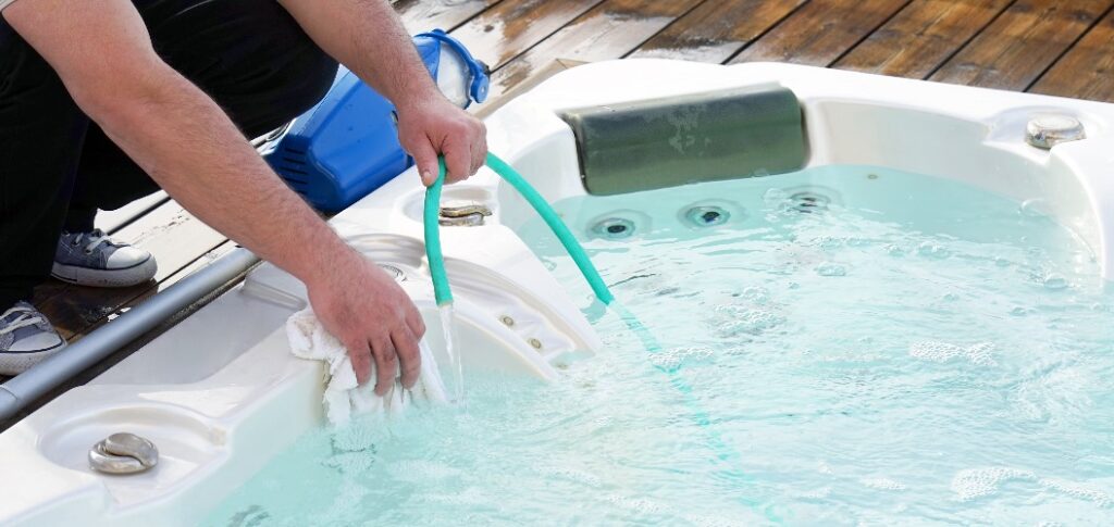 Ein Mitarbeiter des Hotels bei der Reinigung des Pools
