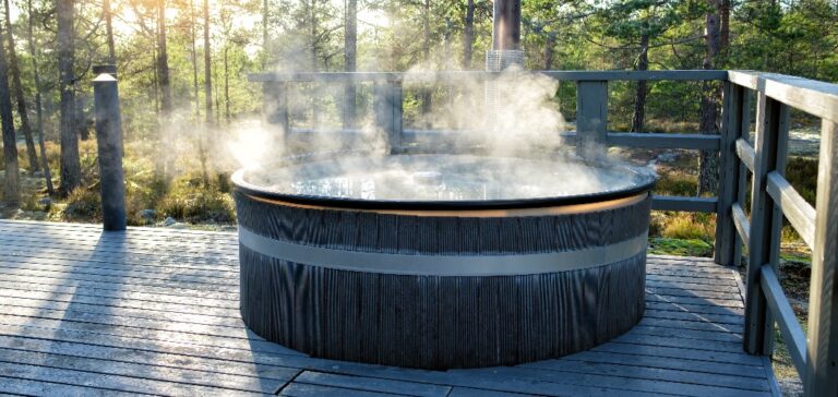 Ein moderner Whirlpool im Fassstil mitten im Wald. Das wohltuend warme Wasser des Whirlpools lockert die Muskeln und löst Verspannungen, sodass Ihre Sorgen einfach dahinschmelzen können.