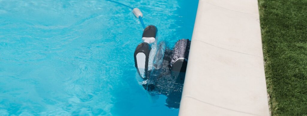 Ein Roboter-Staubsauger für den Pool reinigt den Außenpool