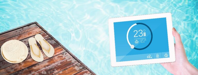 Eine Frau nutzt am Swimmingpool eine Smart-Home-App auf ihrem Tablet