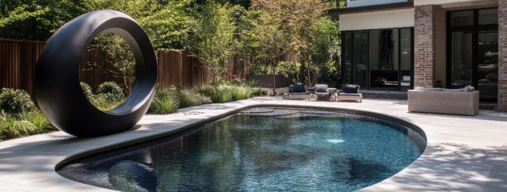 Eine skulpturale Oase: Ein moderner Garten mit Pool und künstlerischer Installation