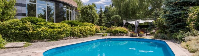 Glasvilla mit Swimmingpool