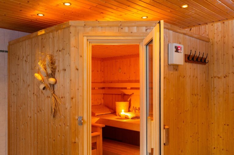 Heimsauna Badezimmer Eigenheim Saunakeller Eingang Detail Kellersauna Saunaraum selbstbausauna selbstbau sauna helles kiefernholz sauna beleuchtung saunalicht sauna innen saunahaus innenraum saunabad