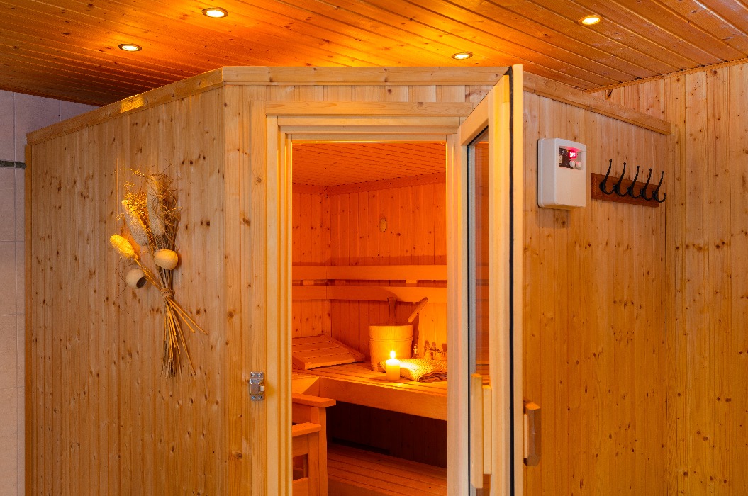 Heimsauna Badezimmer Eigenheim Saunakeller Eingang Detail Kellersauna Saunaraum selbstbausauna selbstbau sauna helles kiefernholz sauna beleuchtung saunalicht sauna innen saunahaus innenraum saunabad