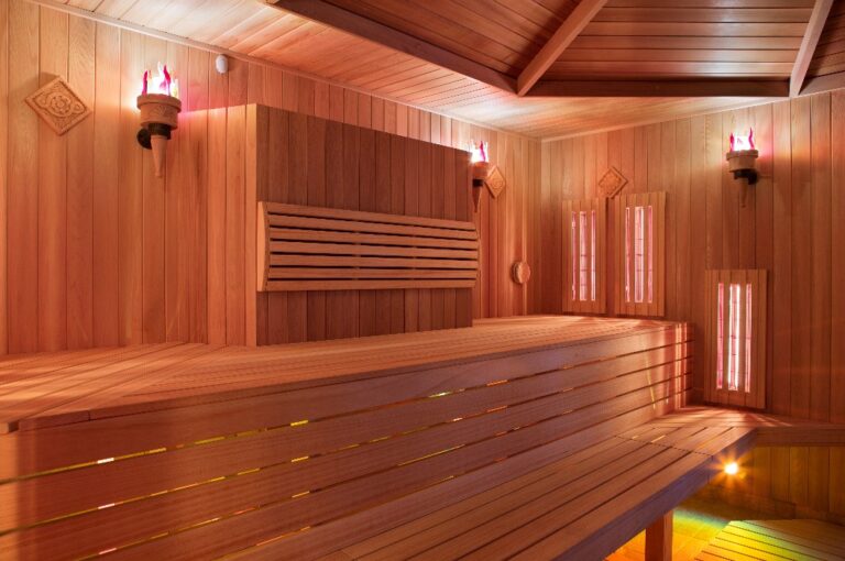 Innenraum einer finnischen Sauna, Infrarotpaneele für medizinische Behandlungen