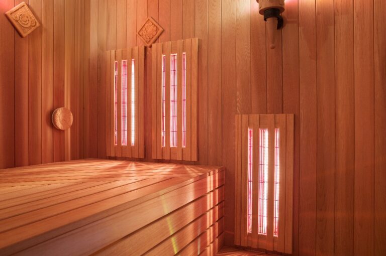 Innenraum einer finnischen Sauna, Infrarotpaneele für medizinische Behandlungen
