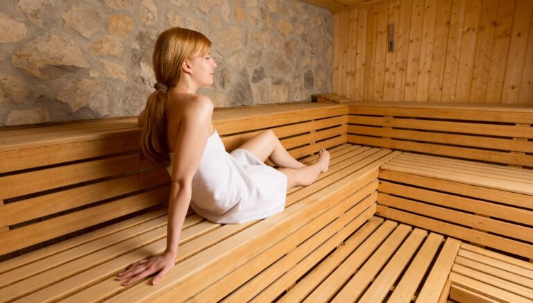 junge Frau entspannt in der Sauna