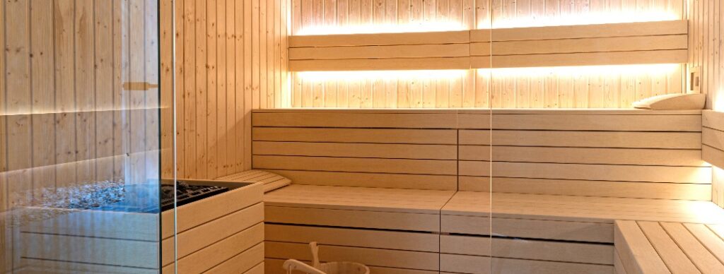 Leerer Innenraum einer traditionellen finnischen Sauna. Moderne Spa-Therapiekabine aus Holz mit heißem, trockenem Dampf