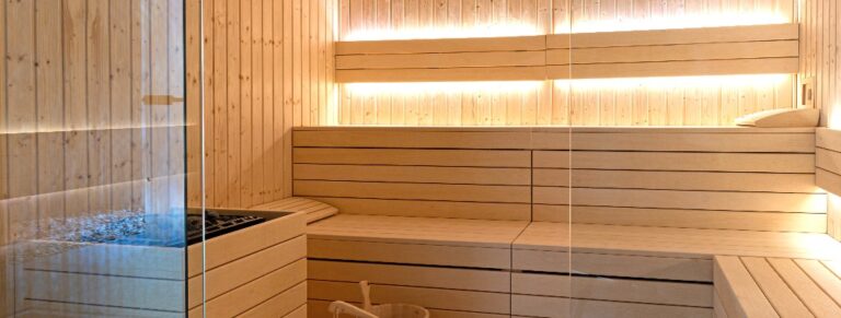 Leerer Innenraum einer traditionellen finnischen Sauna. Moderne Spa-Therapiekabine aus Holz mit heißem, trockenem Dampf