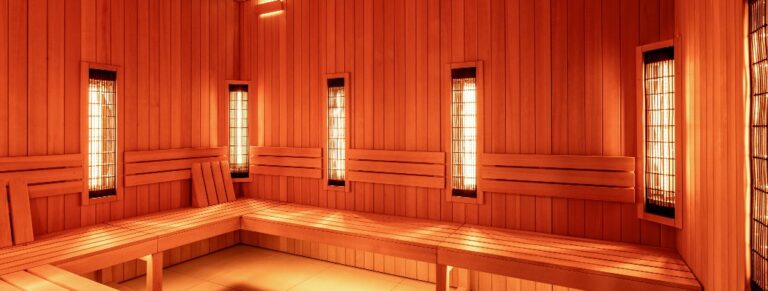 Moderne Infrarotsauna mit Holzausstattung und warmer Atmosphäre