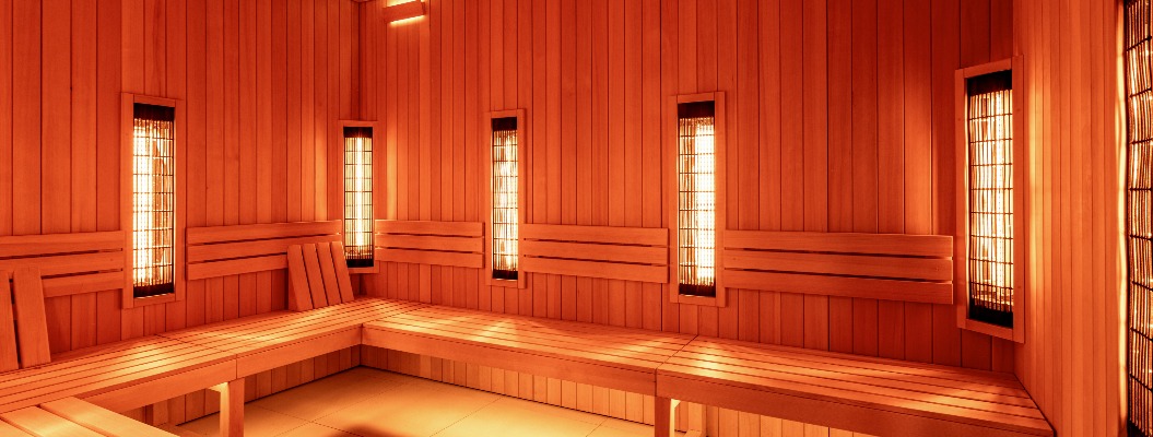 Moderne Infrarotsauna mit Holzausstattung und warmer Atmosphäre