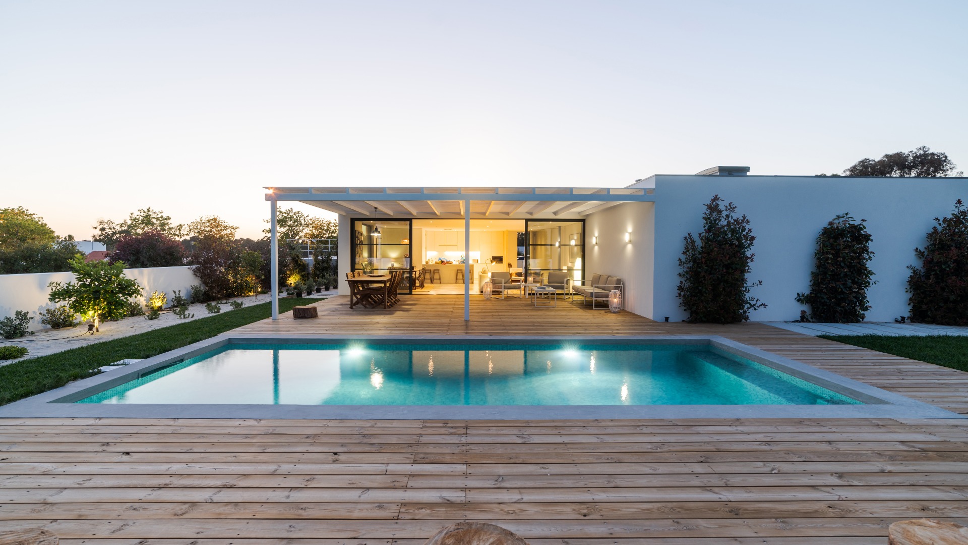 Moderne Villa mit Pool und Garten