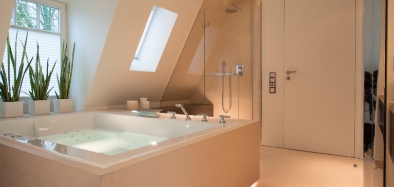 modernes Marmorbad mit indirekter LED-Beleuchtung