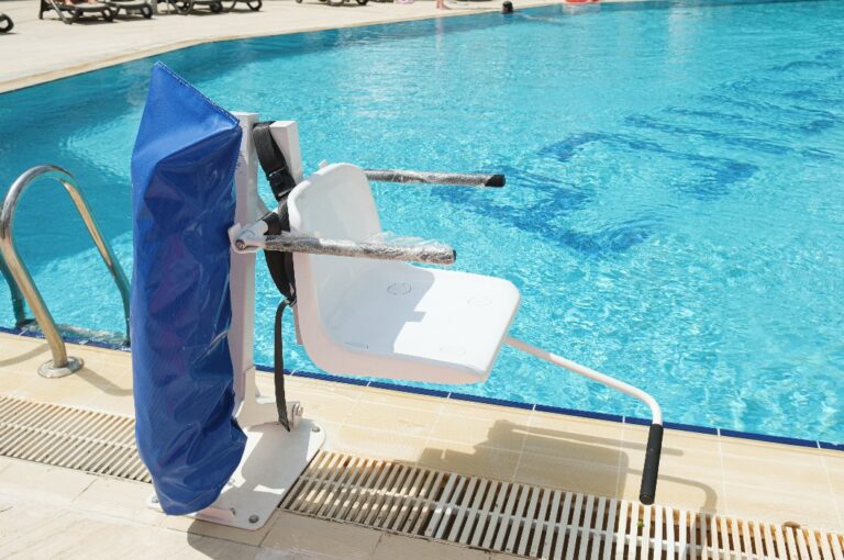 Pool-Lift für Menschen mit Behinderung. Schwenkarm-Behindertenstuhl. Pool-Lift mit Sitz