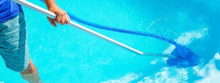 Poolreinigung. Ein Mann reinigt den Pool. Wartung