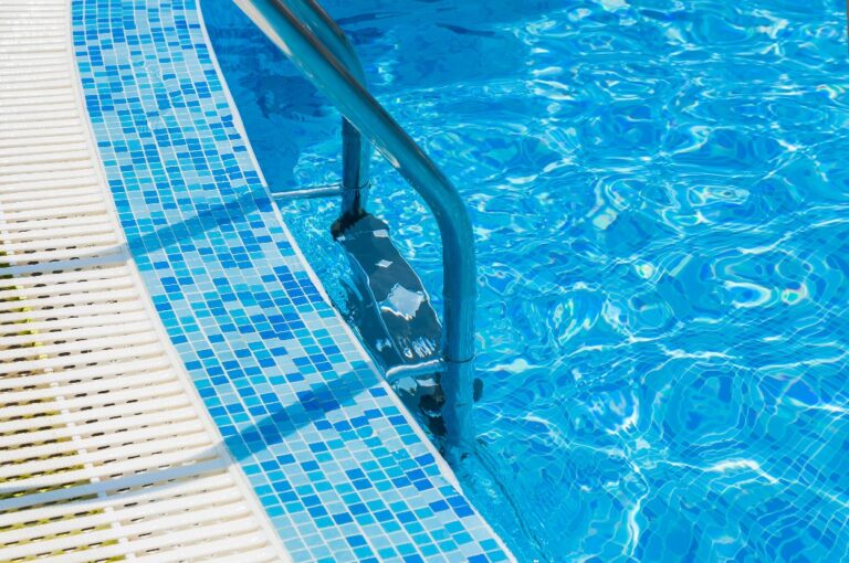 Rand des Schwimmbeckens. Absperrungen am Beckenrand.