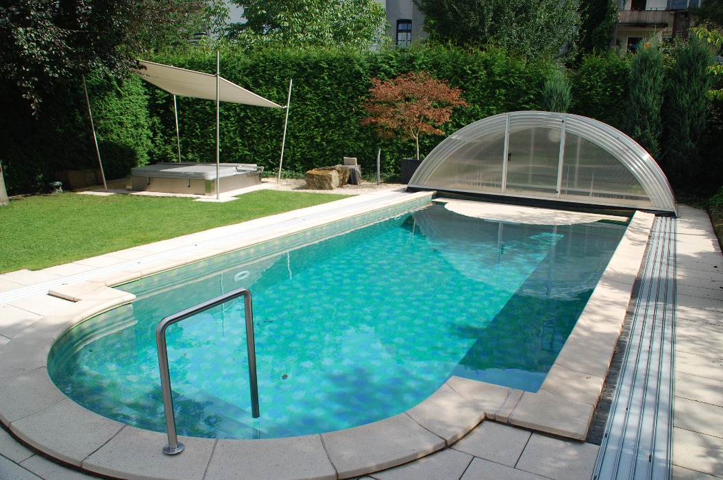 Swimmingpool mit Überdachung