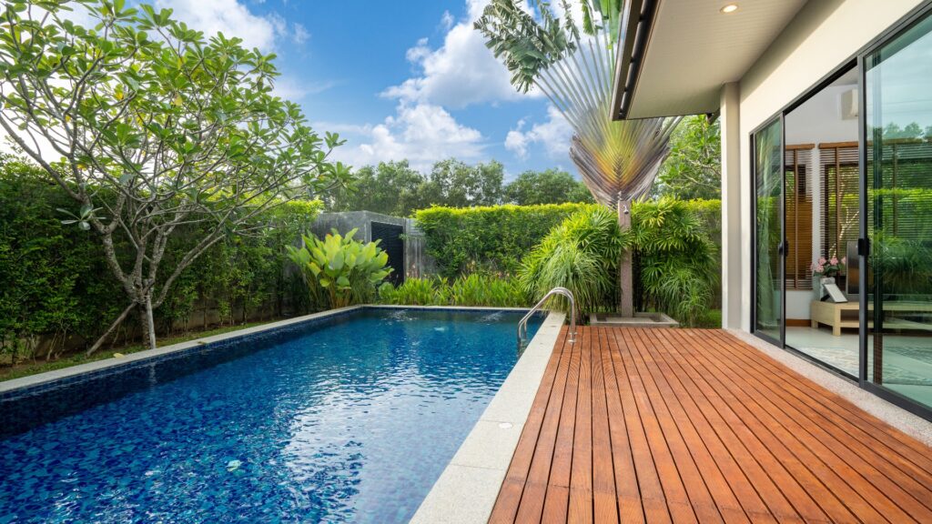 Swimmingpool und Terrasse im Garten eines Luxushauses