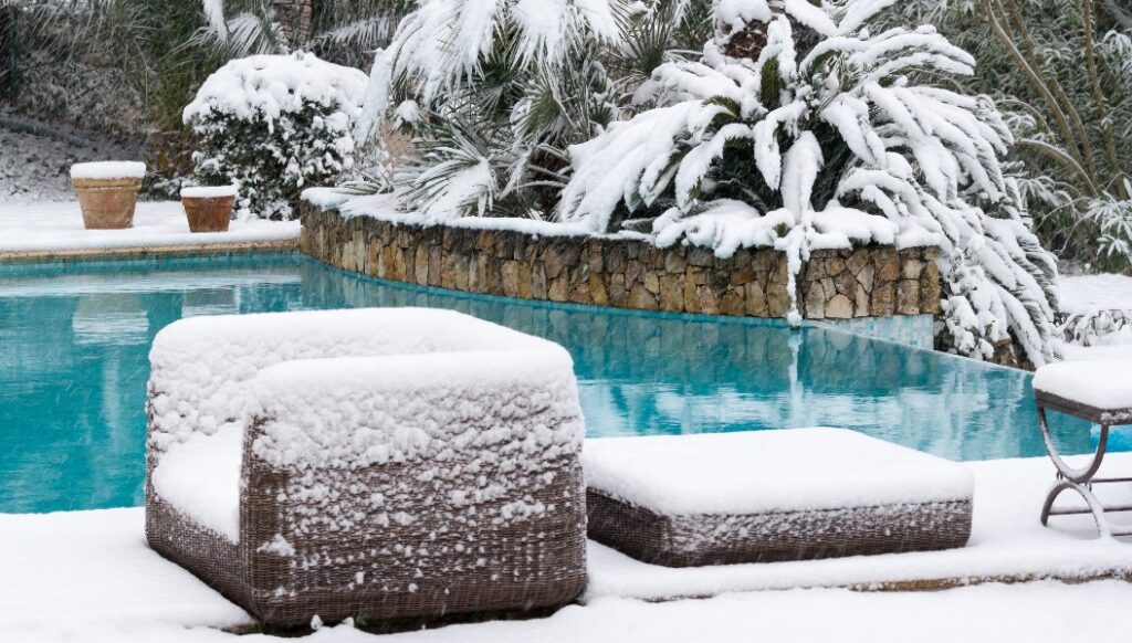 Verschneites Schwimmbecken im Winter