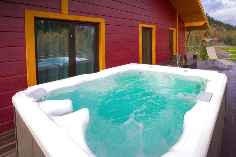 Whirlpool. Mini-Pool auf der Terrasse eines Hauses. Wellnessbereich in einem Landhotel. Whirlpool im Freien. Villa mit Whirlpool. Whirlpool mit Blick auf die Natur. Innenansicht der Terrasse eines Luxushauses