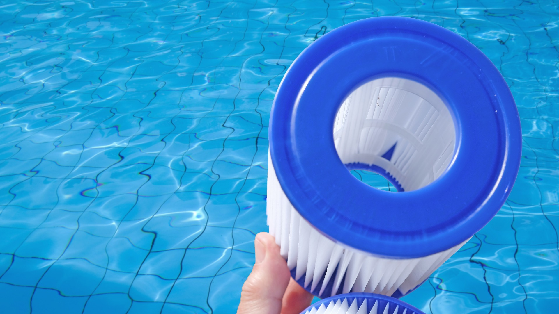 Wiederverwendbare Pool-Patronenfilter liegen vor dem Hintergrund von Poolwasser in einer menschlichen Hand. Reinigung und Wartung, Austausch des Wasserfilters.
