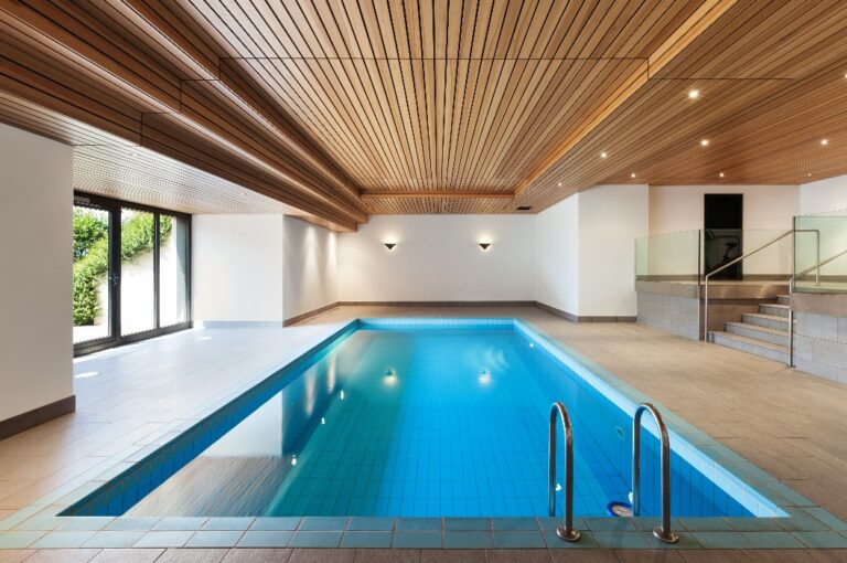 Wohnung, Hallenbad