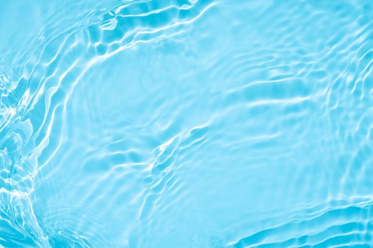 blaue Wasseroberfläche