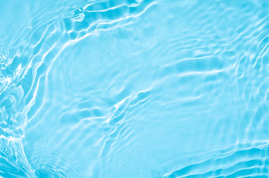 transparente, blaue, klare, ruhige Wasseroberfläche