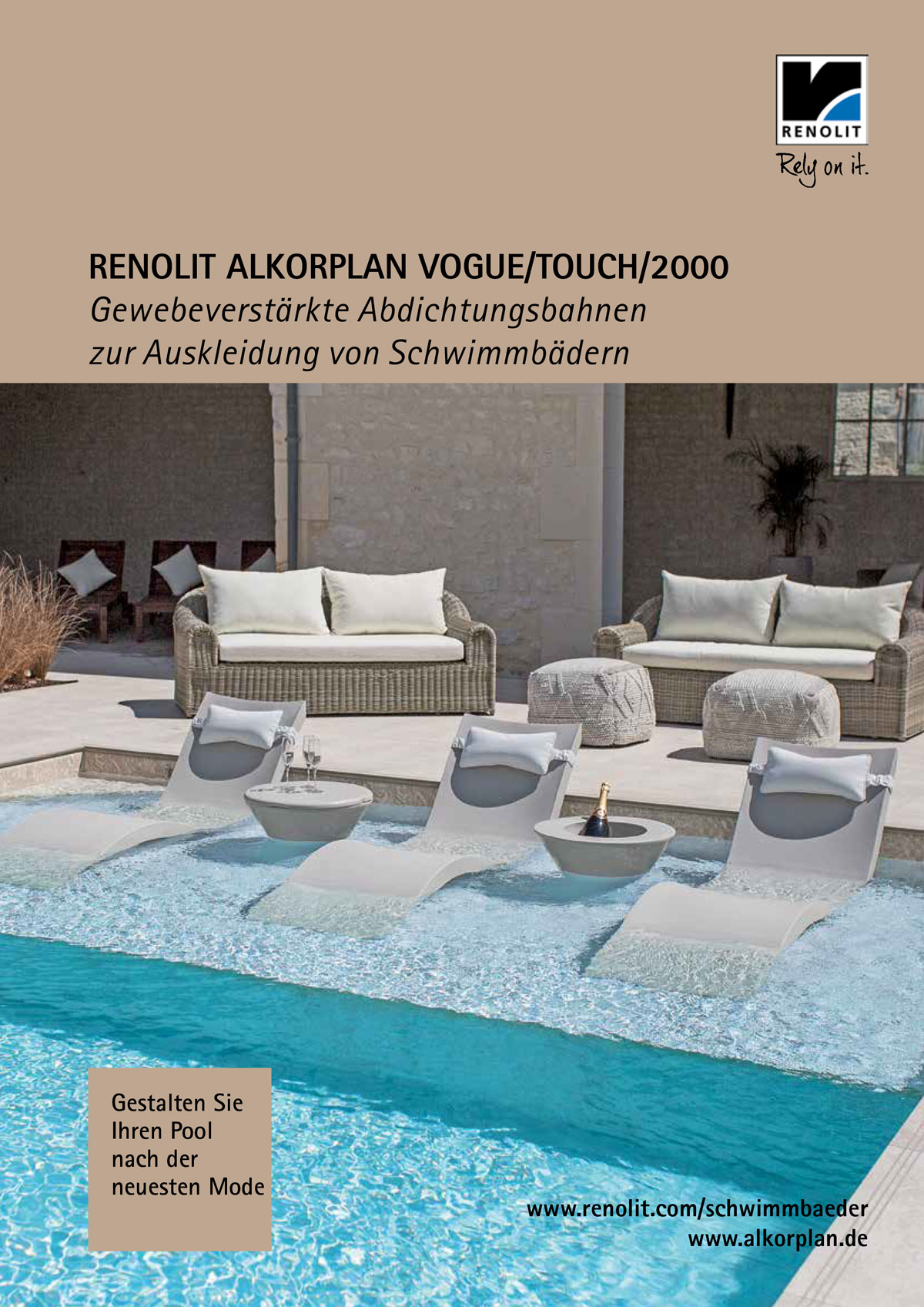 Luxurioeser Pool mit Liegen und Rattanmoebeln in tuerkisblauem Wasser