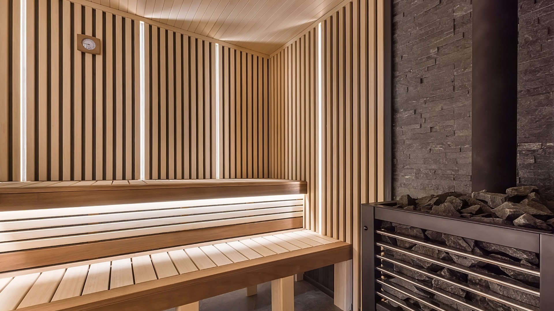Moderne Holzsauna-Innenausstattung mit eleganter Beleuchtung und elektrischem Ofen