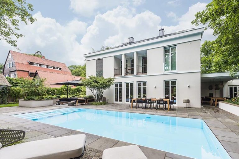 offener Pool neben Haus