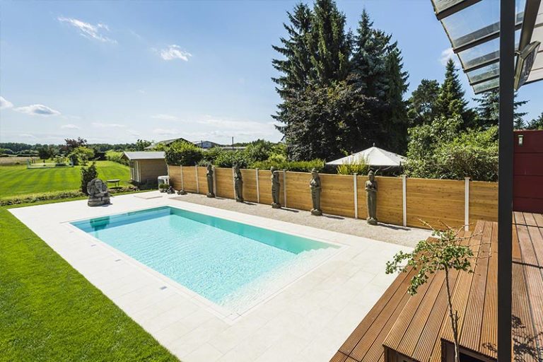 heller Pool in der Sonne mit offener Abdeckung