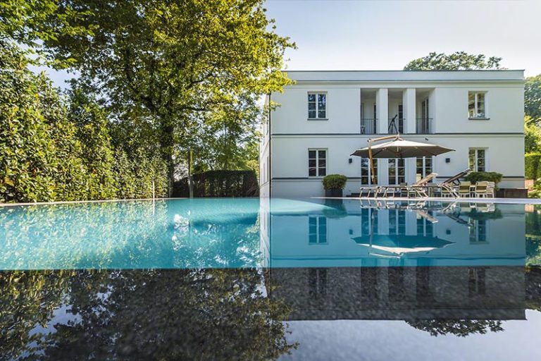 großer Pool mit Marmor Beckenrand