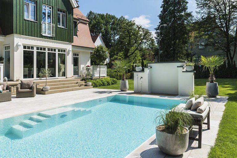 Villa mit Terrasse und Pool