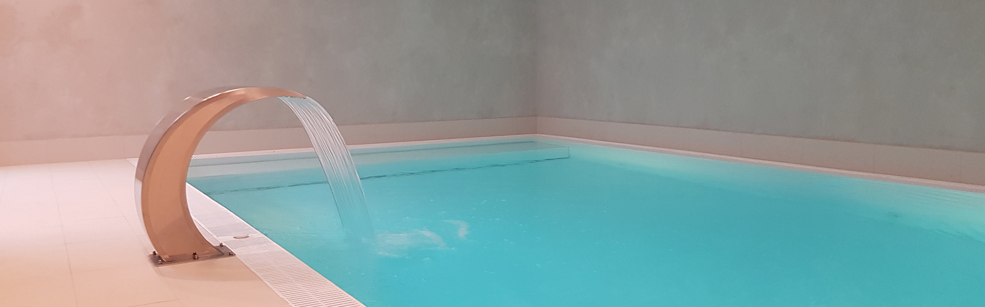 Wellness Pool wird mit Wasser befüllt