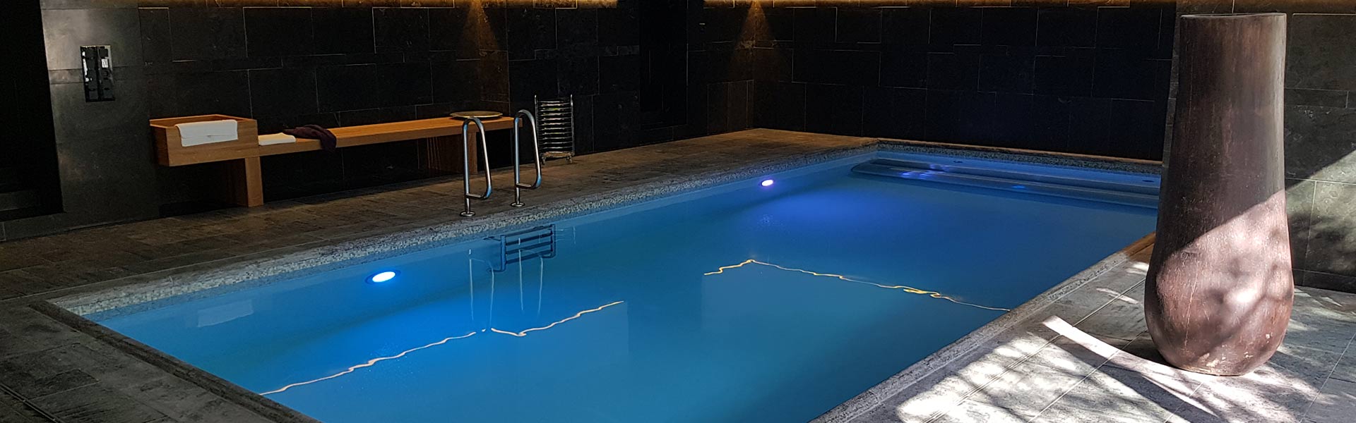 Wellness Pool im Dunkeln