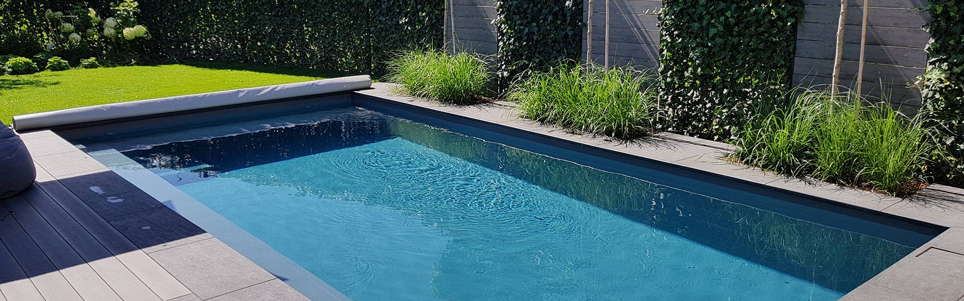 Pool im Garten mit offener Abdeckung