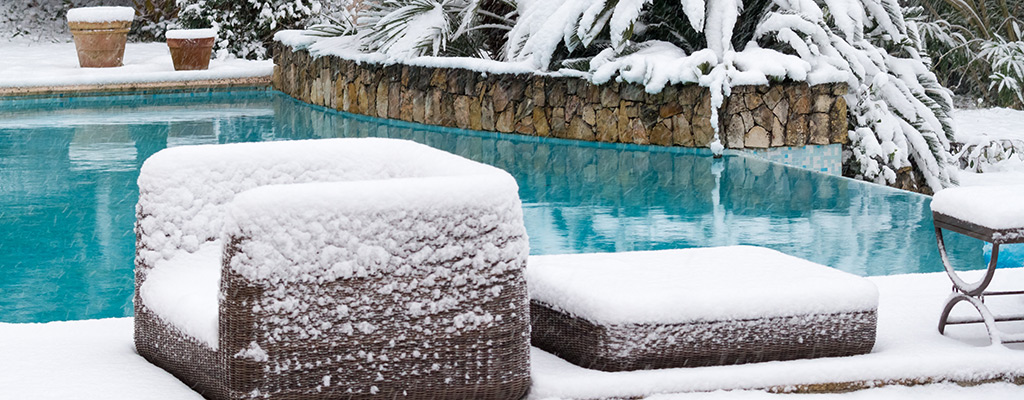 Verschneites Schwimmbecken im Winter