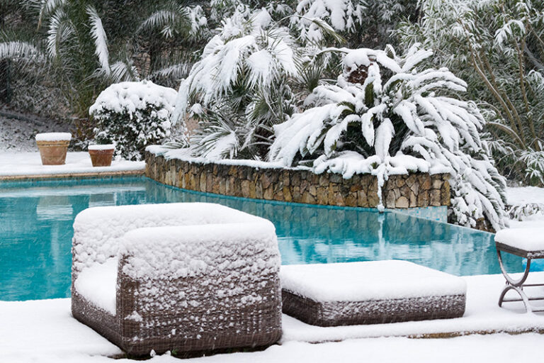 Verschneites Schwimmbecken im Winter