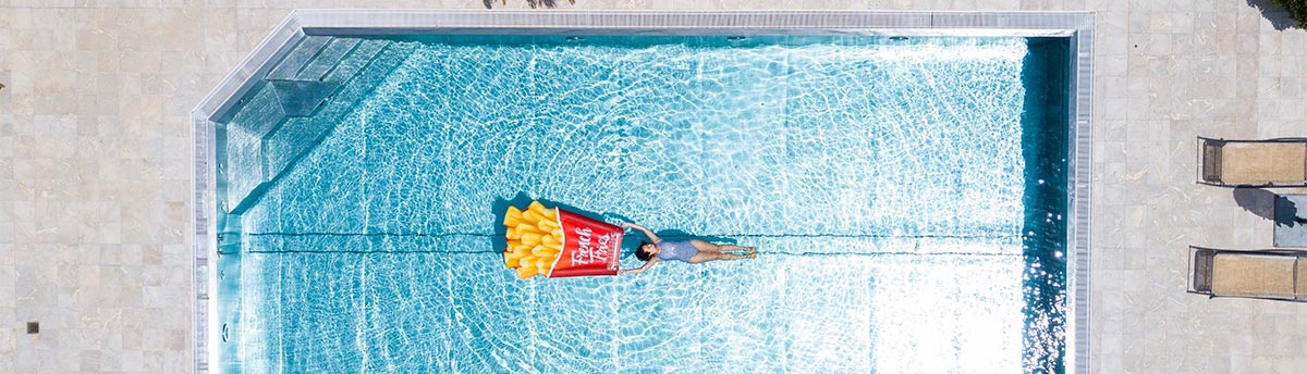 Frau schwimmt in Edelstahl-Poolbecken