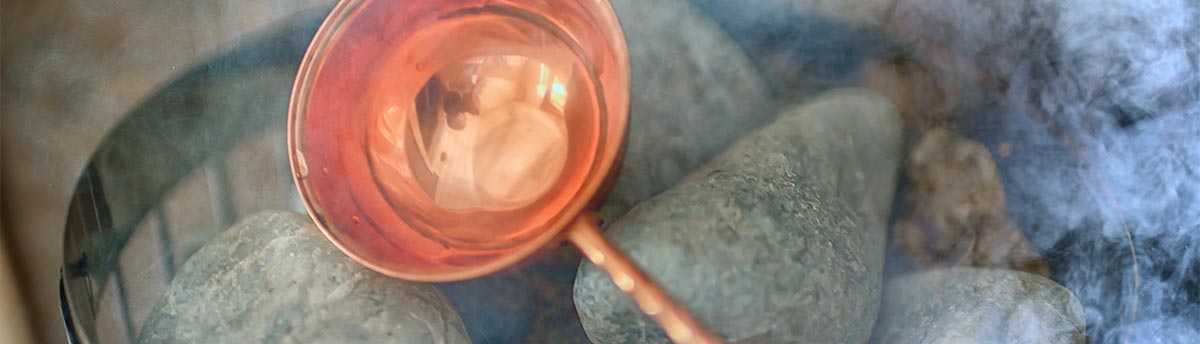 Aufguss auf Saunasteine mit einer Kupfer Kelle