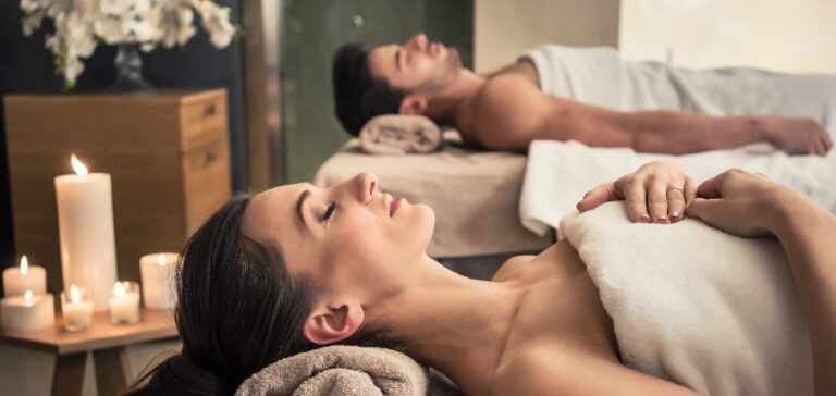 Mann und Frau liegen auf Massagebetten in einem asiatischen Wellness-Center